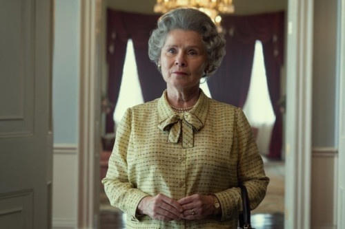 Imelda Stauton porträtterar Drottning Elizabth i säsong 5 av The Crown.