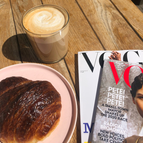 En croissant, en latte och två Vogue