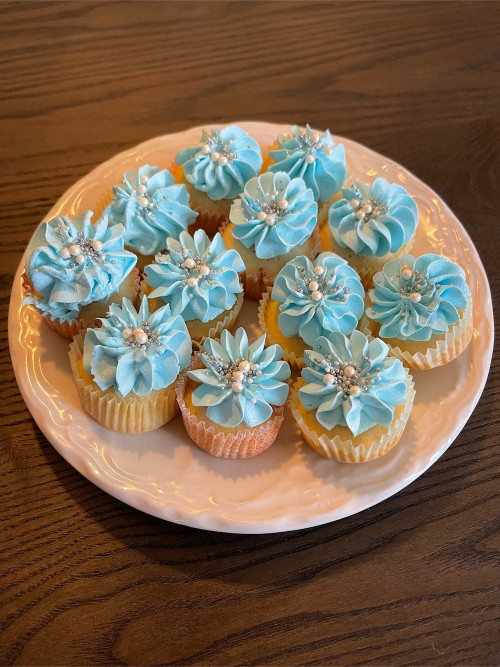 Muffins med blå frosting och strössel