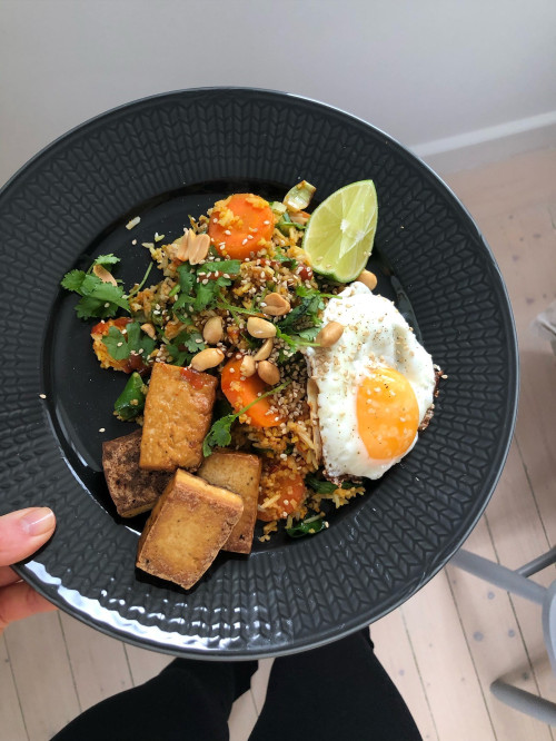 Vegetarisk wok med ris och tofu