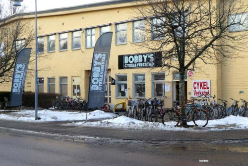 Bobby's Cykel & Verkstad, Husväggstavlor och Modern Talking