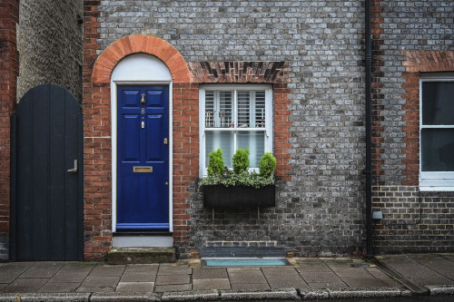 En blå dörr i Lewes och höstlov